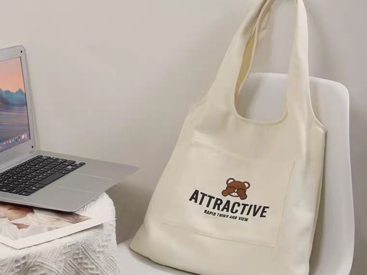 Túi vải trắng nổi bật với họa tiết đen