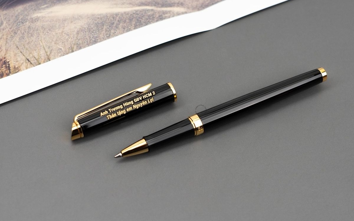 Mẫu bút bi dạng vặn xoáy chuyên nghiệp