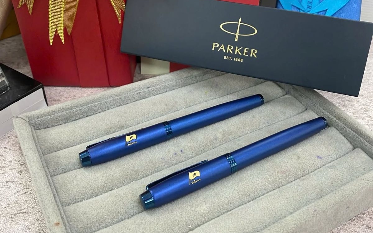 Bút bi nắp đóng