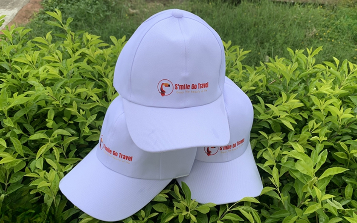 mũ lưỡi trai màu trắng in logo