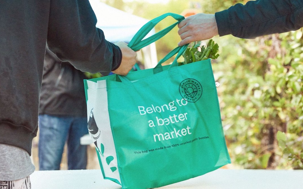 Túi siêu thị kích thước lớn giúp chứa được nhiều đồ vật